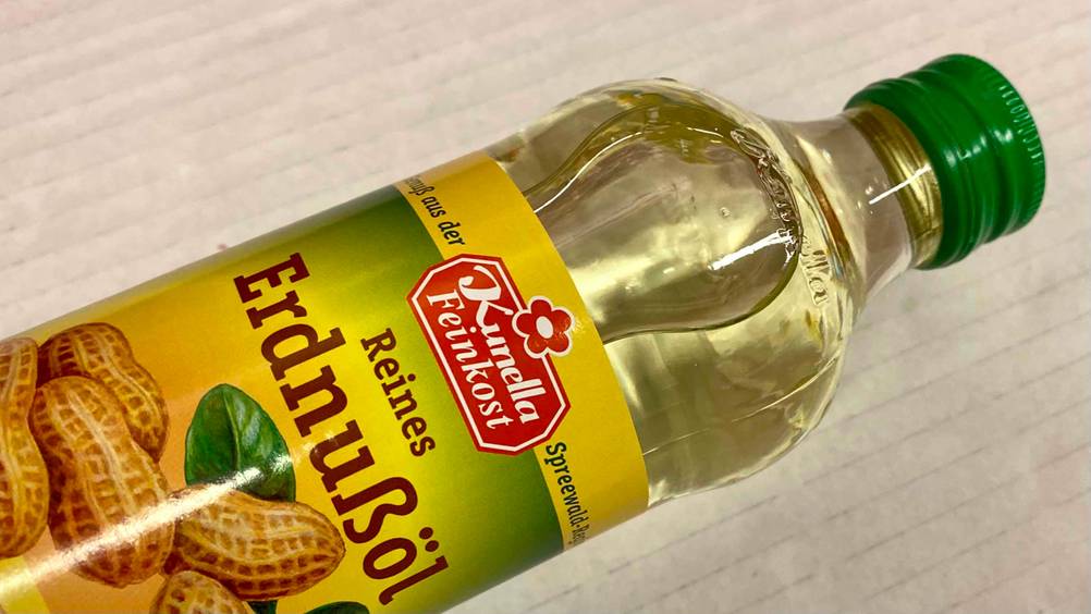 Detailaufnahme des Logos einer Flasche des getesteten Erdnussöls.