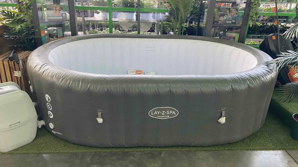 Aufblasbarer Whirlpool im Test: Ein aufblasbarer Whirlpool von vorn ersichtlich.