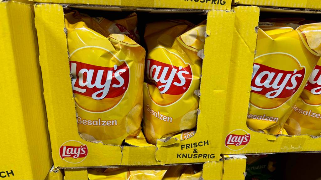 Getestet: Mehrere Karton mit Lay’s-Chips darin sind nebeneinander platziert.