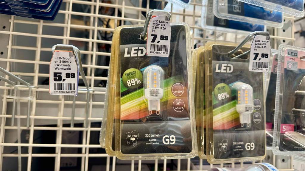Getestete LED-Lampen hängen in einem Regal.