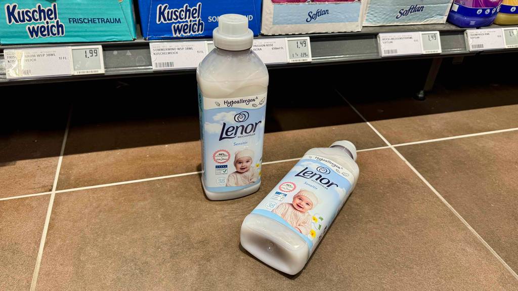 Eine liegende und eine stehende Packung des getesteten Lenor-Weichspülers.