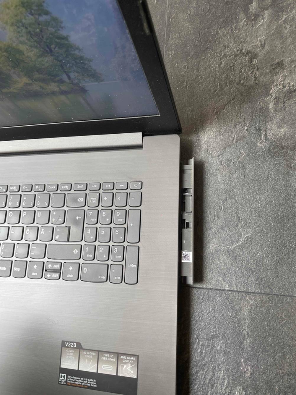 Ein getesteter Laptop mit DVD-Laufwerk von oben, mit geöffnetem Laufwerk.