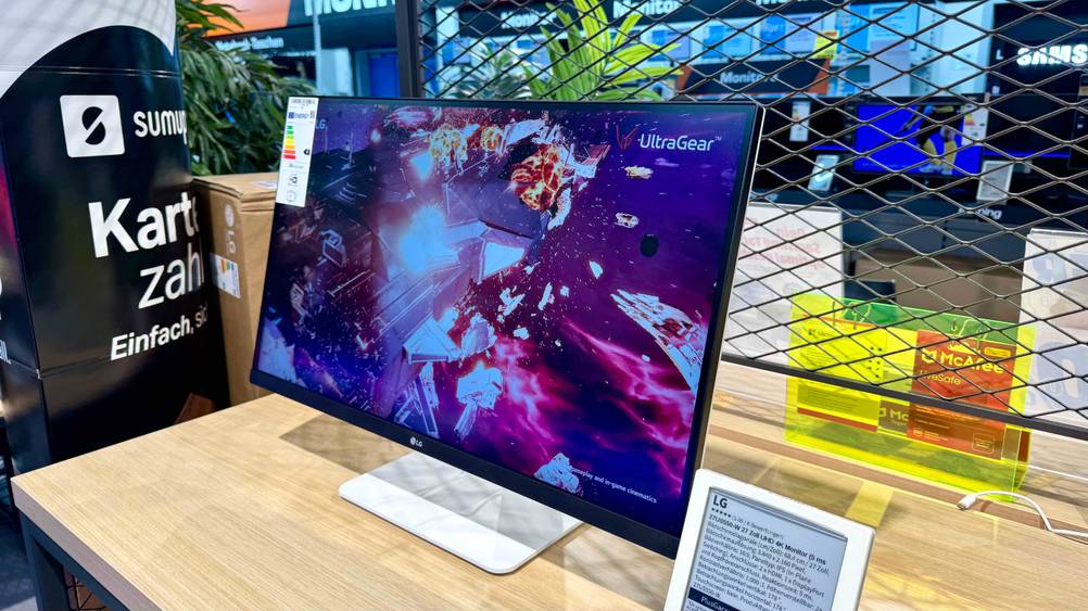 Der getestete LG-27-Zoll-Monitor steht auf einem Tisch – in einem Geschäft.