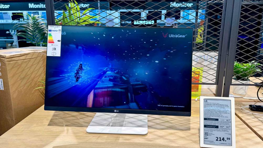 Der eingeschaltete LG-27-Zoll-Monitor, welcher getestet wurde, mit Blick auf das Preisschild.