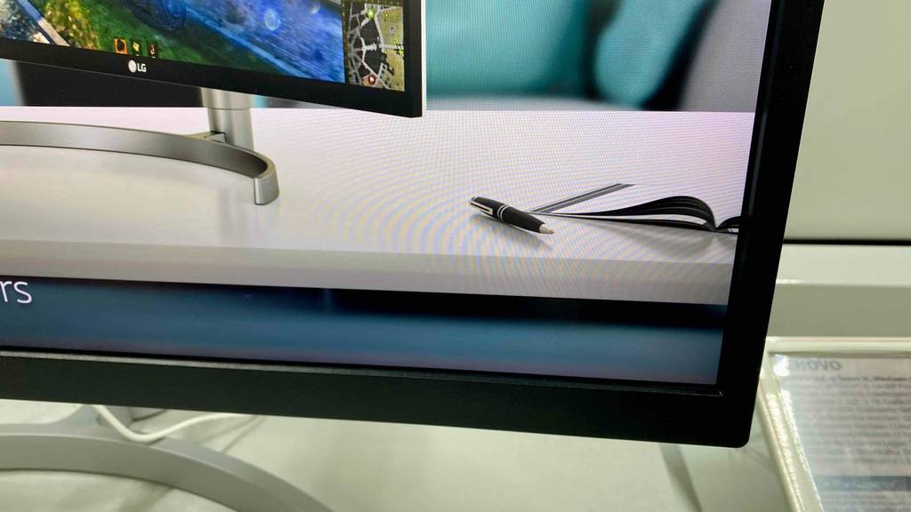 27-Zoll-4K-Monitor im Test: unterer Rahmen eines Monitors im Fokus.