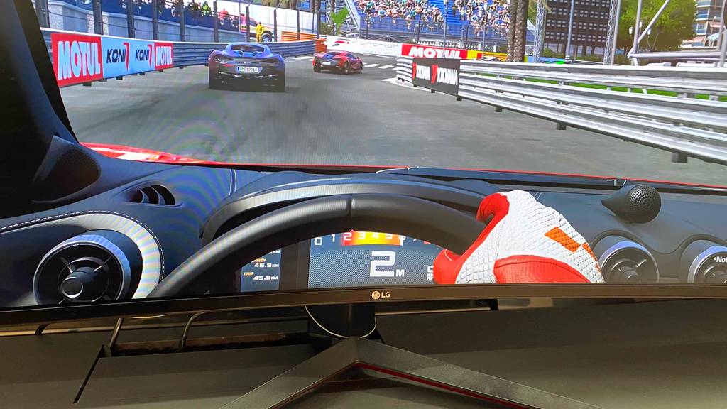 Curved-Monitor mit 144 Hz -Test: unterer Rahmen eines Monitors der Marke LG.