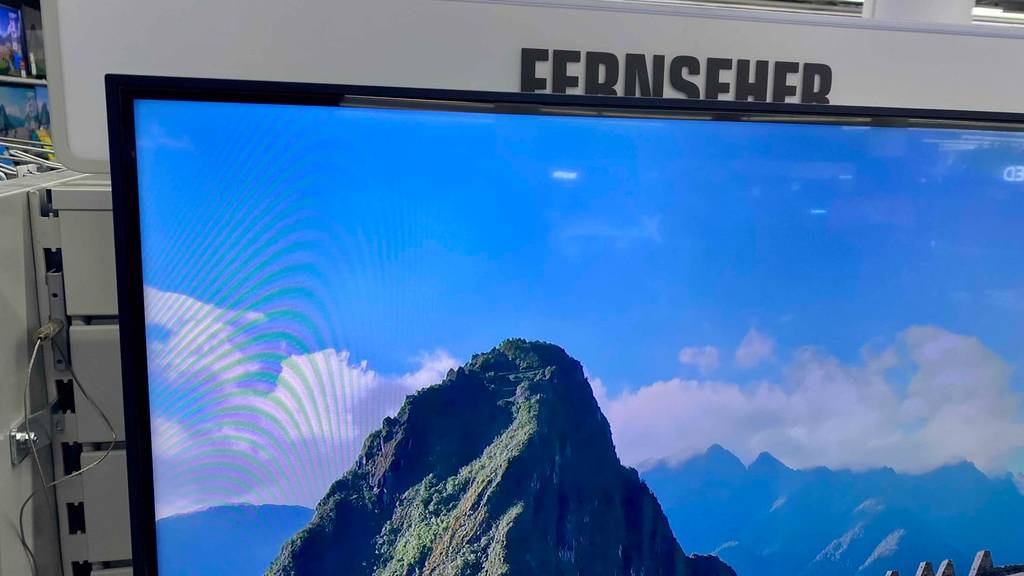 LG-Fernseher-43-Zoll getestet: oberer Rahmen eines Fernsehers im Fokus.