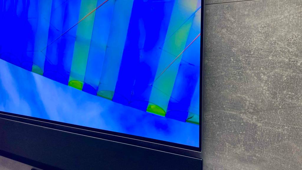 OLED-55-Zoll im Test: der untere Rahmen eines Fernsehers im Fokus.