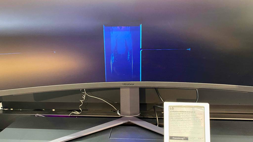 Ultrawide-Monitor im Test: unterer Rahmen mit Markenaufschrift des Ultrawide-Monitors im Fokus.