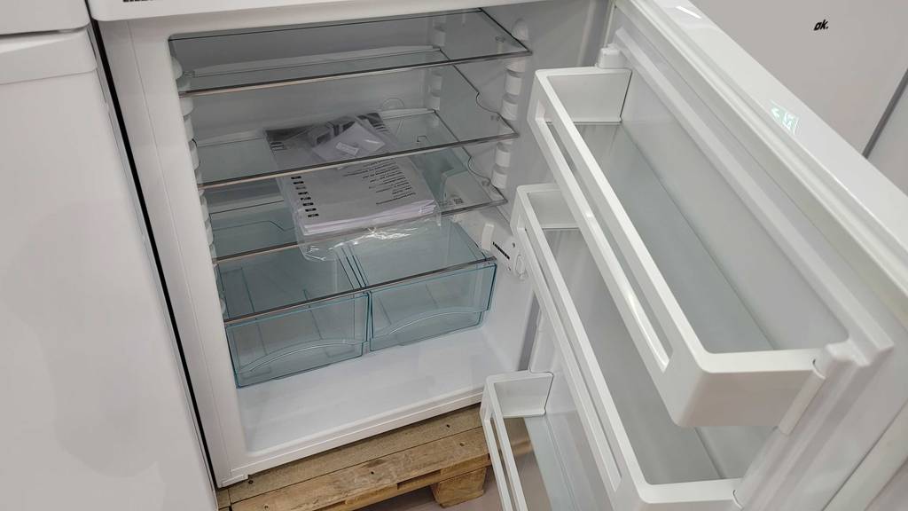 Ein getesteter Kühlschrank ohne Gefrierfach im geöffneten Zustand.