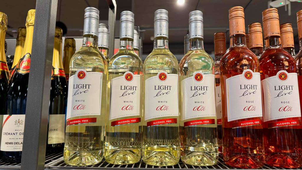 Test: Mehrere aneinander gereihten von alkoholfreien Weißwein-Flaschen befinden sich in einem Regal.