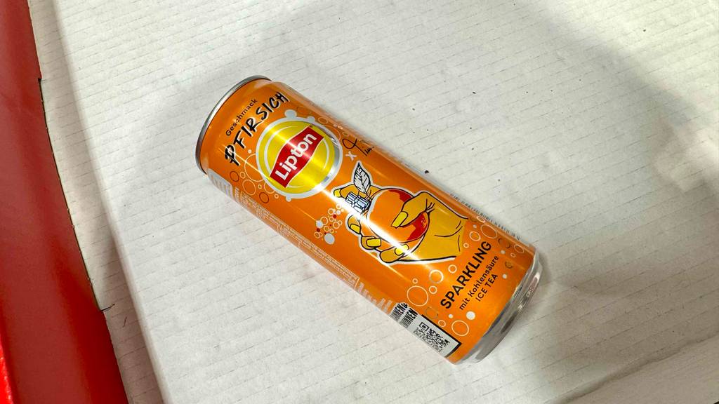 Eine liegende Dose des getesteten Lipton-Eistees der Kohlensäue enthält.