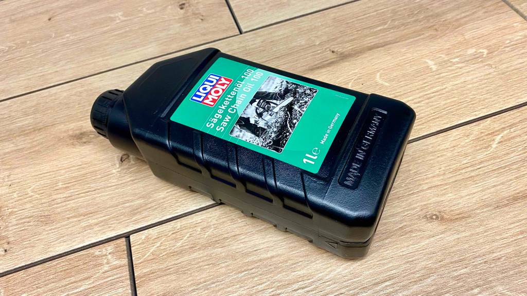 Sägekettenöl-Test: ein Sägekettenöl mit einem Liter Inhalt auf einem Boden platziert.