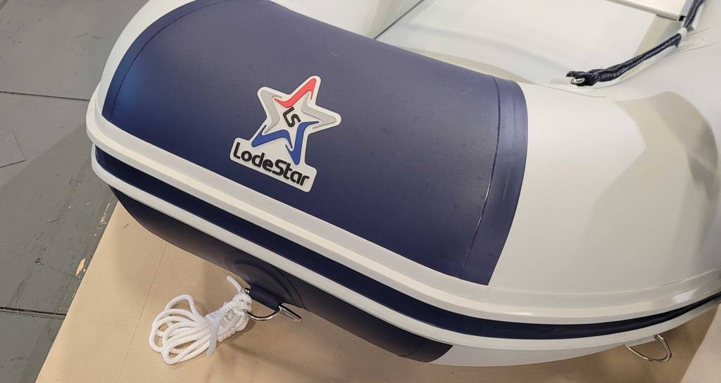 Schlauchboot im Test: Logo der Marke Lodestar am Schlauchboot.