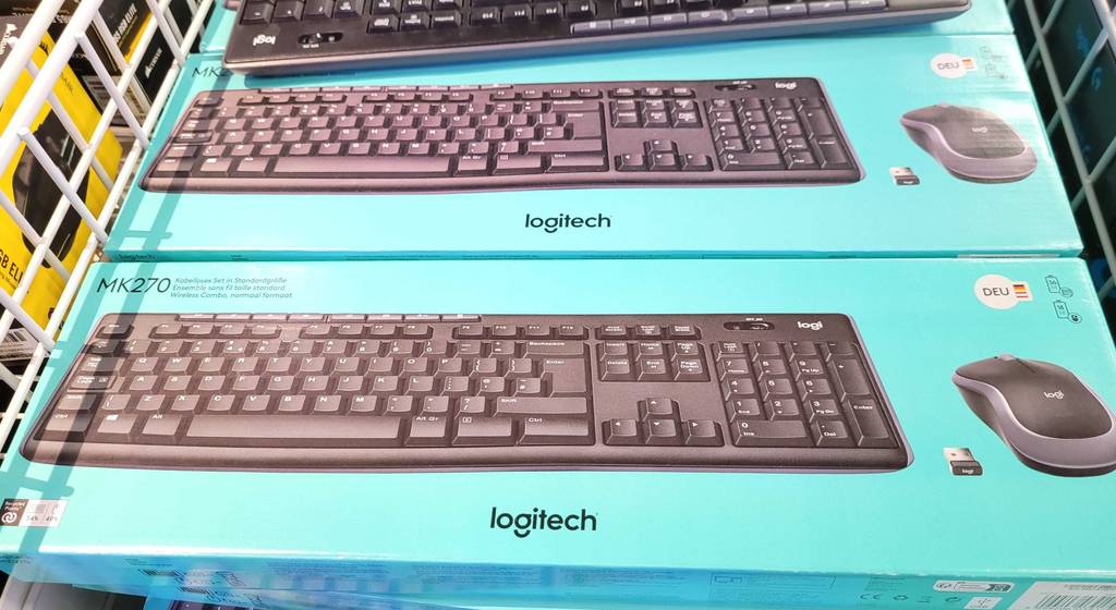 Funktastatur im Test: mehrere Verpackung Funktastaturen der Marke Logitech.