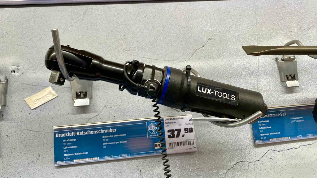 Druckluft-Ratschenschrauber-Test: ein Druckluft-Ratschenschrauber ist als Ausstellunsstück vor dem Preisschild mit anderen Informationen darauf stehend ausgestellt.