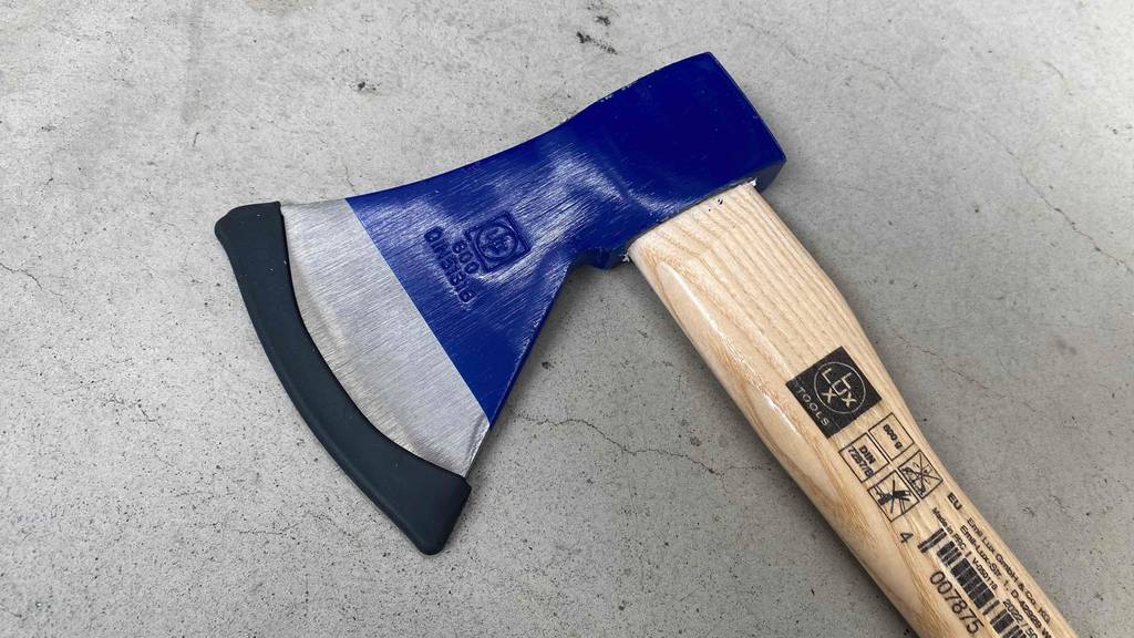 Nahaufnahme der Oberseite des getesteten Handbeils der Marke Lux Tools