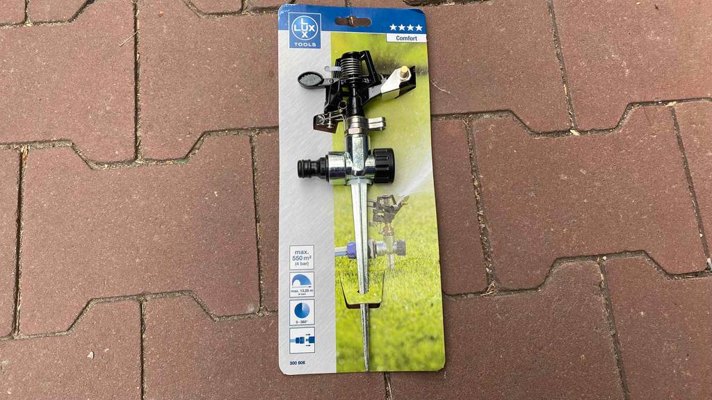 Auf einem Steinboden liegt ein originalverpackter, getesteter Impulsregner