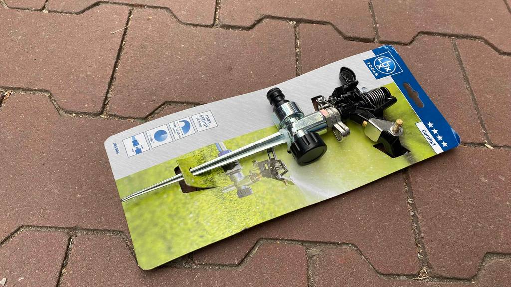 Impulsregner getestet: Ein verpackter Impulsregner liegt auf einem Steinboden