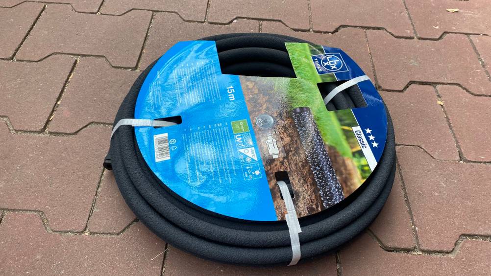 Perlschlauch getestet: Ein verpackter Schlauch liegt auf einer Steinfläche