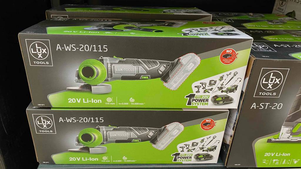 Winkelschleifer getestet: mehrere Verpackungen von Winkelschleifer der Marke Lux-Tools stehen in einem Regal.