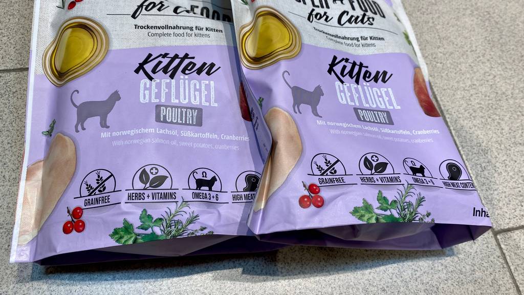 Mac's-Katzenfutter getestet: Zwei Packungen Futter nebeneinander Nahaufnahme