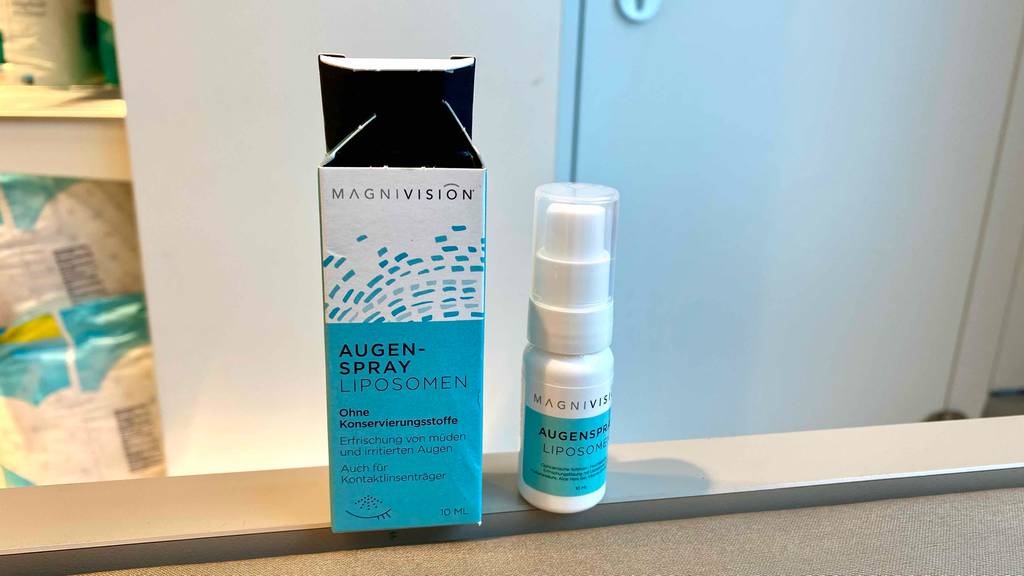 Augenspray getestet: ein Augenspray stehend neben der geöffneten Verpackung.