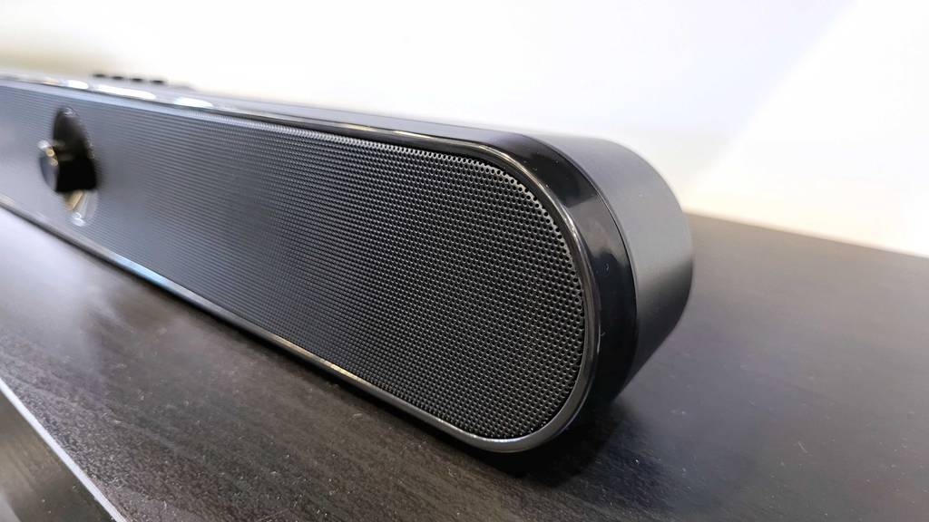 Bluetooth-Soundbar im Test: Nahaufnahme linke Seite Lautsprecher auf dunkler Oberfläche