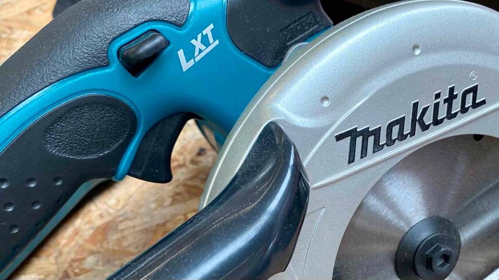 Makita-Akku-Handkreissäge im Test: An- und Ausschalter der Makita-Akku-Handkreissäge
