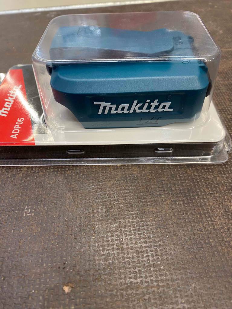 Makita-Akku getestet: ein Makita-Akku der sich in der Verpackung befindet, von der Seite ersichtlich.