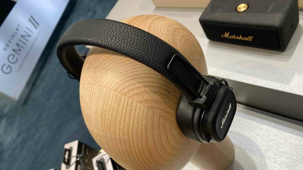 Marshall-Kopfhörer im Test: Kopfhörer auf einem Holzkopf.