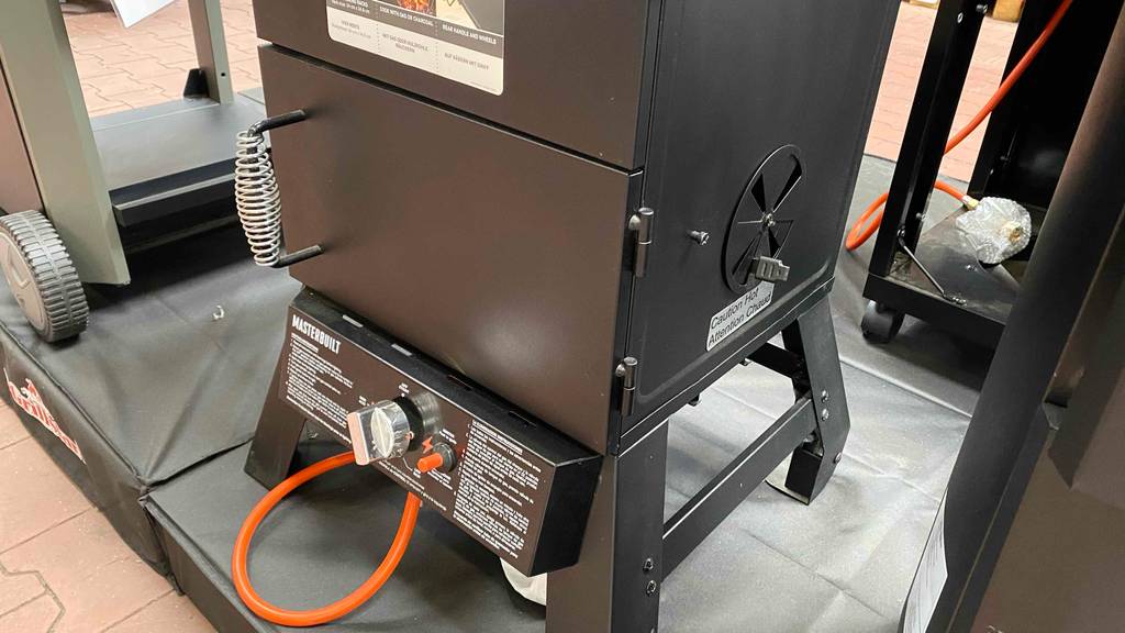 Unterer Teil eines getesteten Gas-Smokers mit Drehregler ersichtlich.