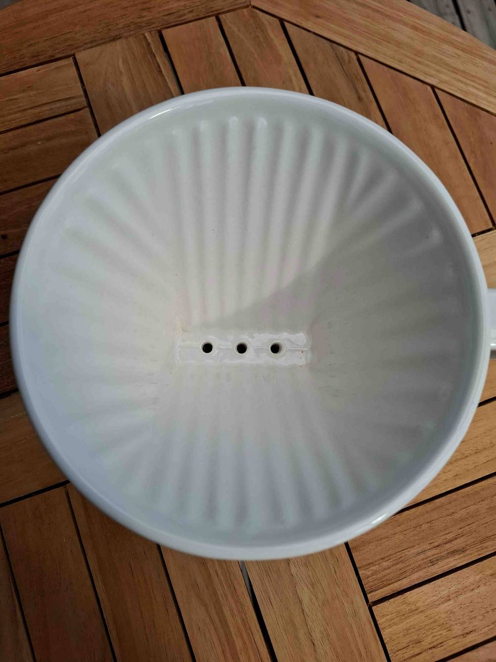 Innenaufnahme eines weißen, getesteten Porzellan-Kaffeefilters.