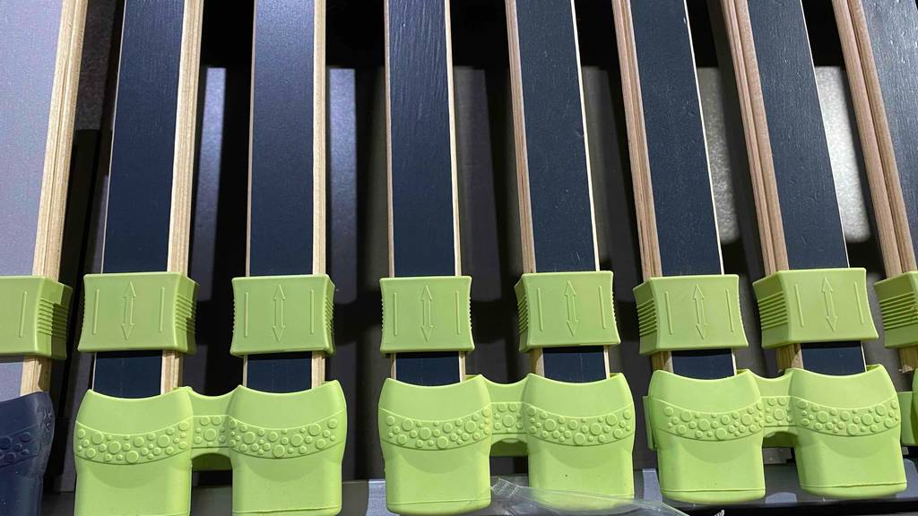 Lattenrost-Test: Detailaufnahme der holmüberdeckenenden Federholzleisten.