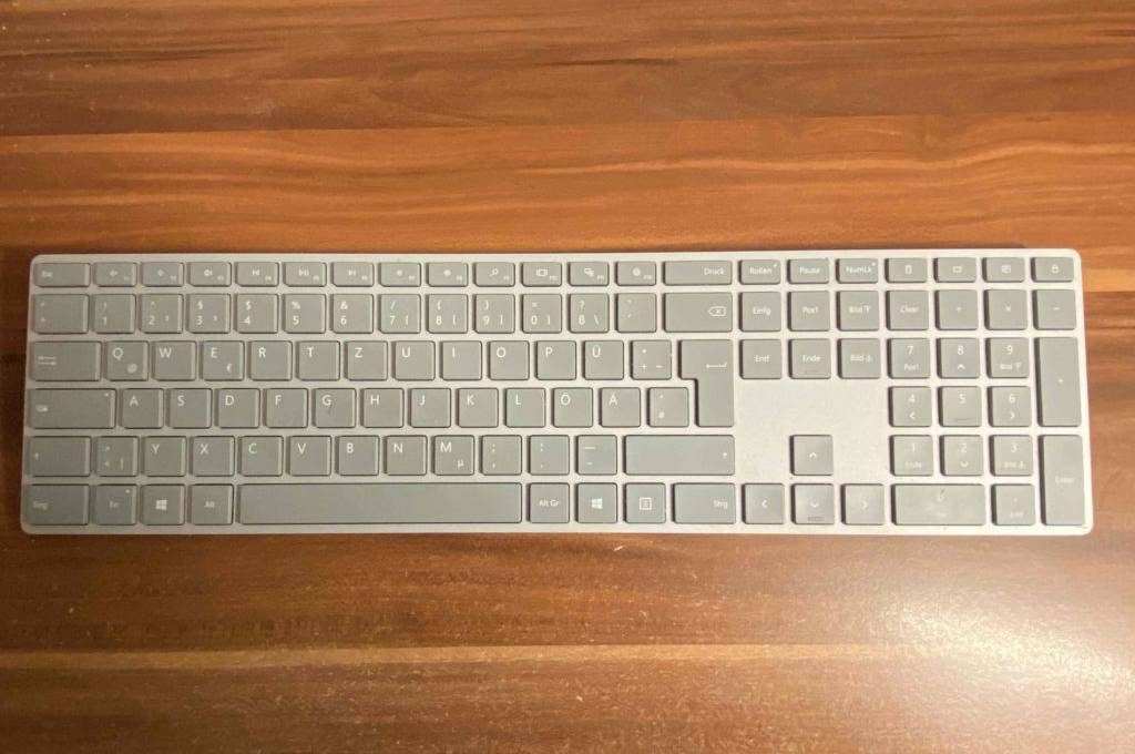Eine getestete ergonomische Tastatur kabellos von oben auf einer Holzoberfläche.