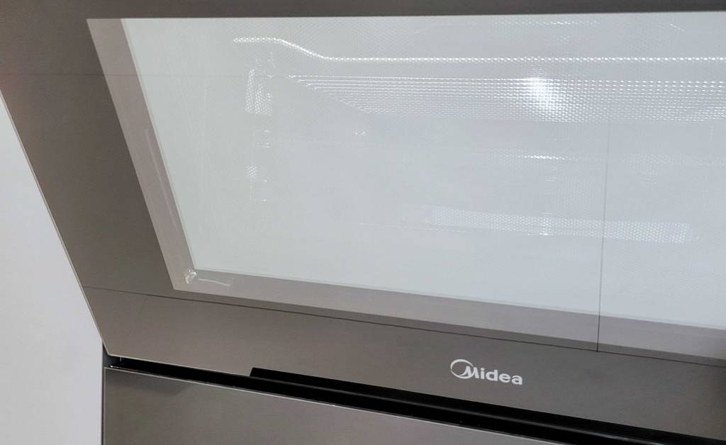 Getesteter Backofen mit Mikrowelle mit Logo von Midea