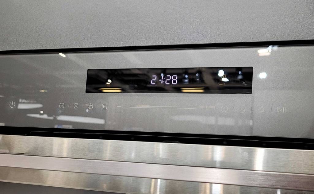 Pyrolyse-Backofen-Test: beleuchtetes Bedienfeld und Display mit Uhranzeige.