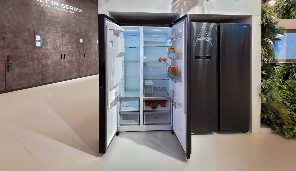 Side-by-Side-Kühlschrank im Test: zwei geöffnete Kühlschranktüren mit freiem Innenraum inklusive Ablagen und Türfächern sowie Eiswürfelfach.