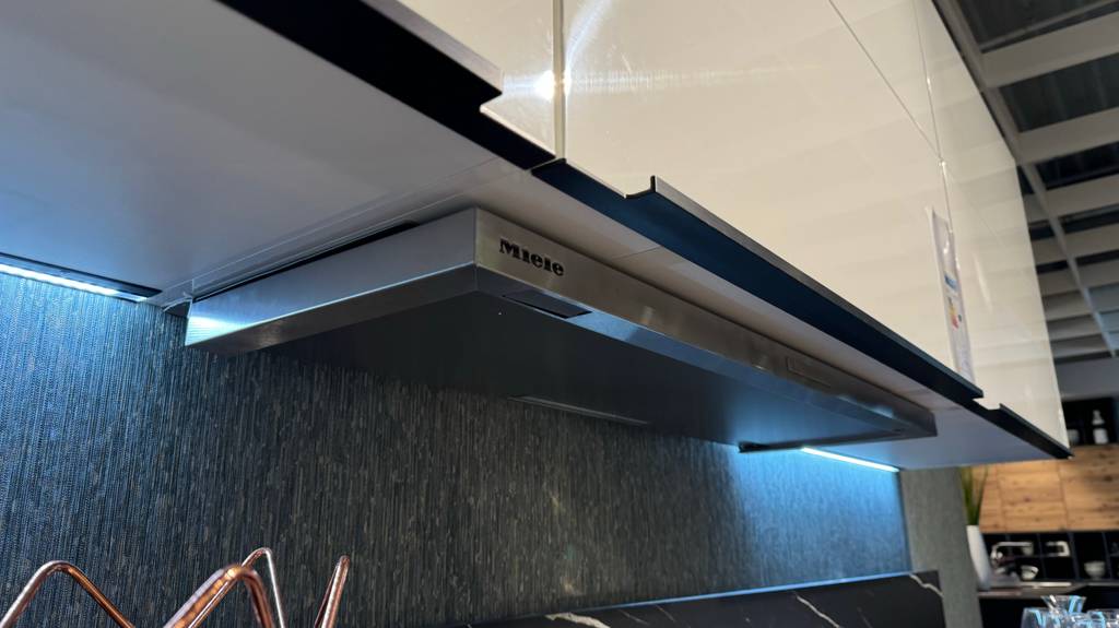 Die getestete 90-cm-Flachschirmhaube der Marke Miele, die bereits montiert ist.