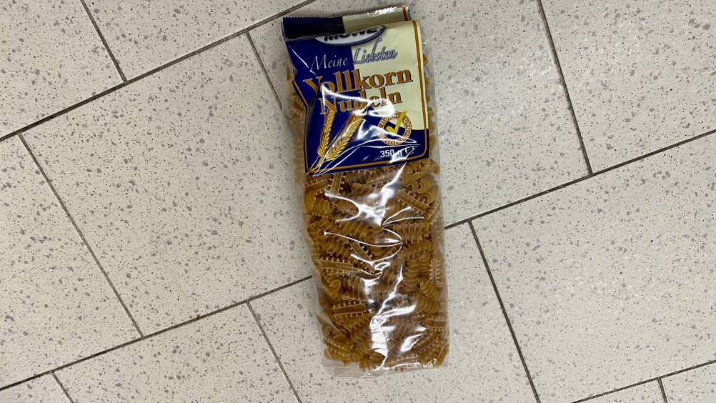 Eine Packung getesteter Vollkornnudeln auf einem Fließenboden.
