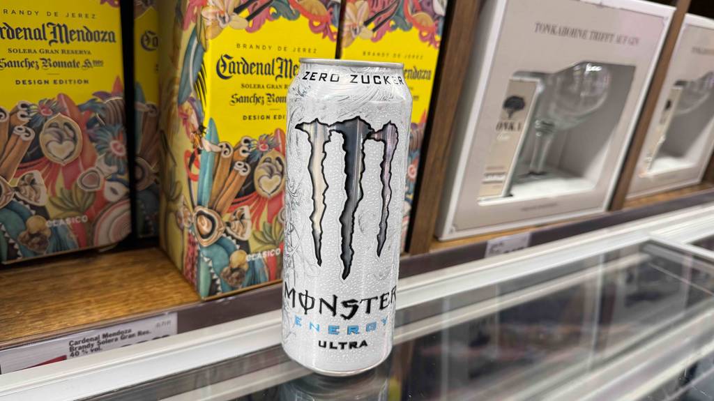 Test: Eine Dose Ultra Monster-Energy-Drink steht vor einem Regal.