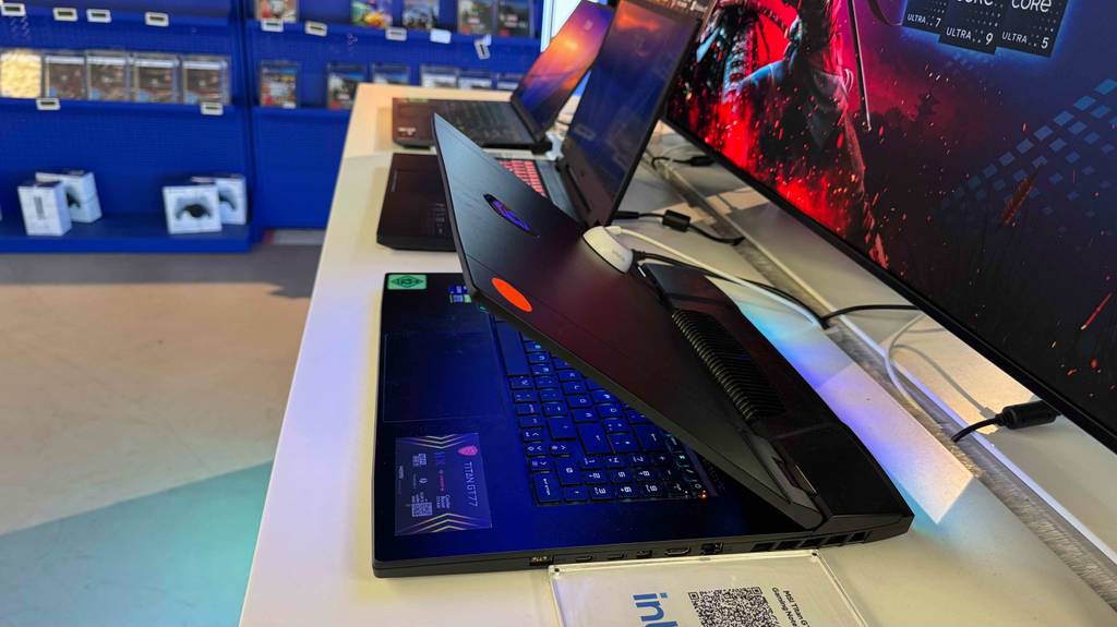 Gaming-Laptop-17-Zoll im Test: Ein schwarzes Modell steht mit halbgeöffnetem Bildschirm auf einem Ausstellungstisch.