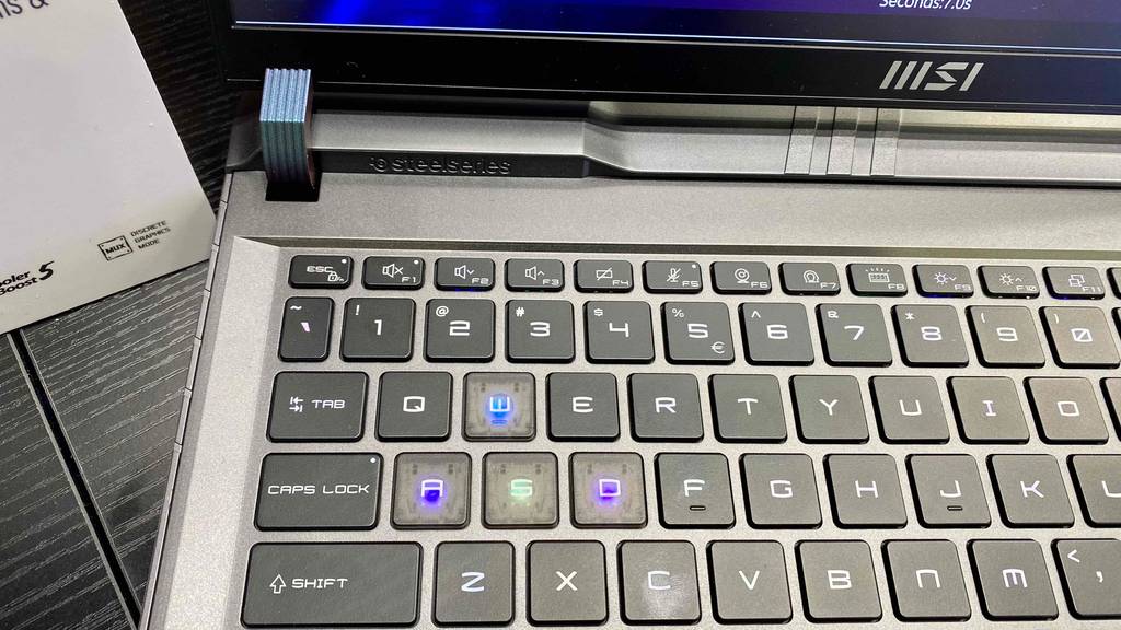 Man sieht eine etwas abgenutzte Tastatur eines Laptops.