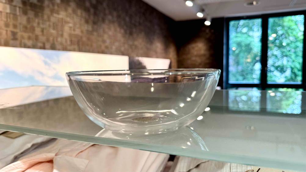 Eine getestete Glasschüssel in Nahaufnahme.