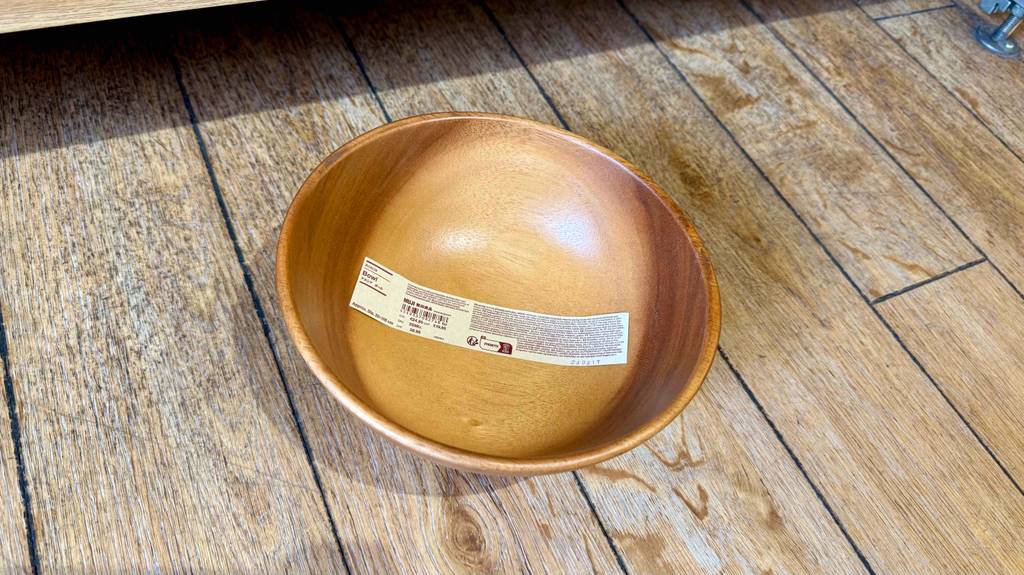 Holzschüssel-Test: Das Modell, von oben betrachtet, steht auf einem Holzboden.