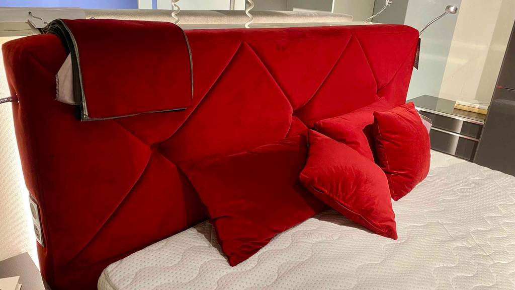 Boxspringbett-160x200 getestet: roter Kopfteil eines Boxspringbettes im Fokus.