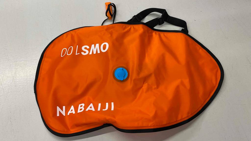 Schwimmboje im Test: orangefarbige Schwimmboje mit blauem Ventil.