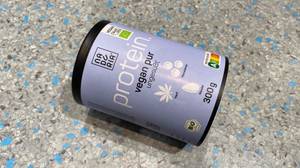 Bio Proteinpulver im Test: Eine Dose liegt auf einem Fliesenboden