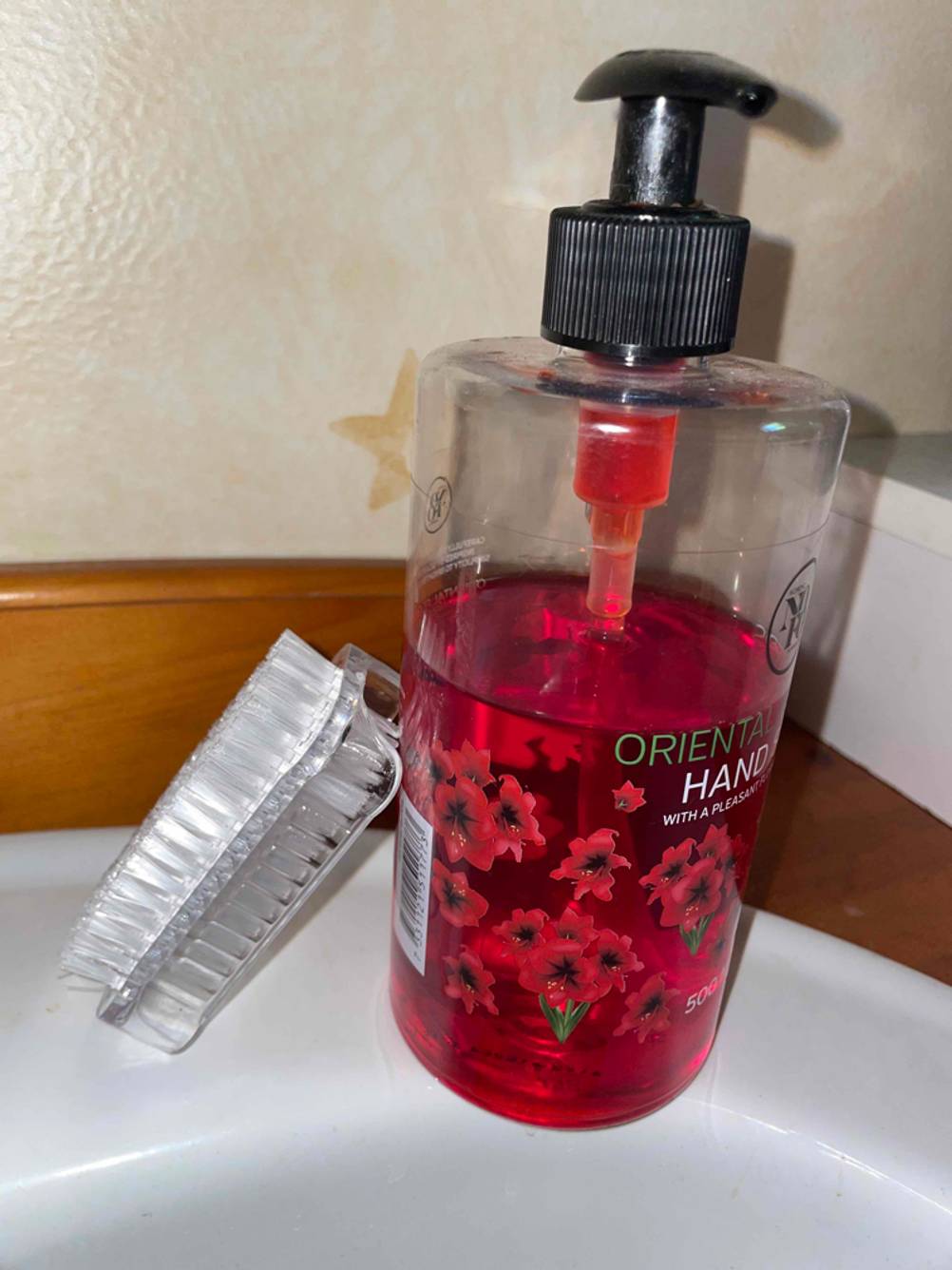 Nagelbürste und Seife an einem Waschbecken.
