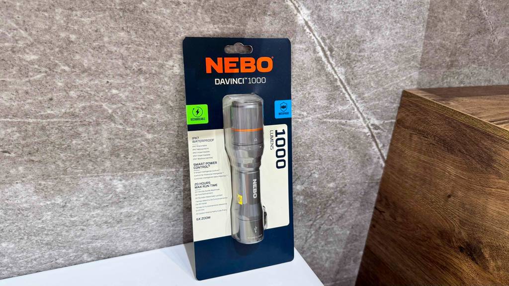 Die Taschenlampe mit 1000 Lumen im Test befindet sich innerhalb der Verpackung vor einer grauen Wand.